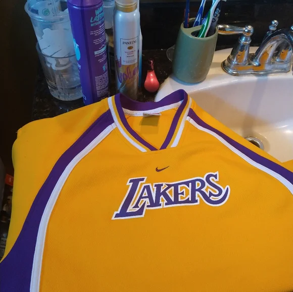 Lakers XL basketball shirt - Picture 1 of 7